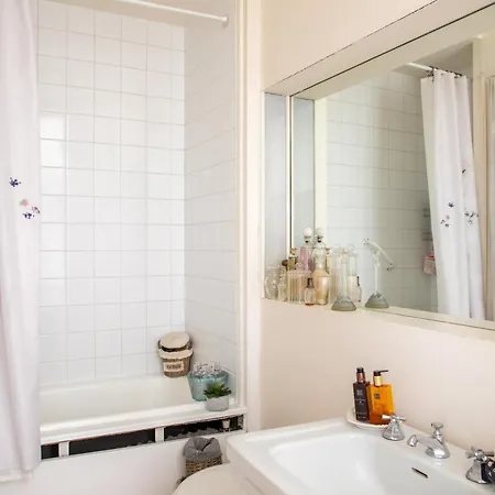 Apartment French Country-style 4bd Ternes