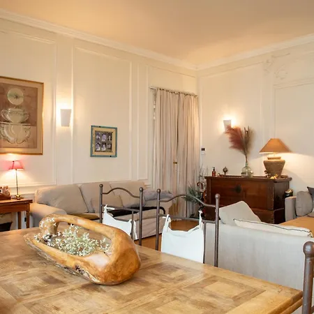 French Country-style 4bd Ternes Apartment *